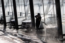 세차하는 시민들