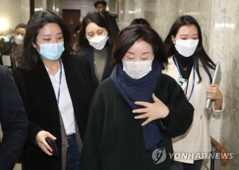 의원총회 참석 마친 정의당 심상정 의원