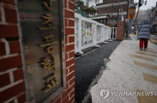 초등 저학년·특수학교 등교 확대. 과밀학급에 교사 2천명 배치