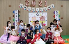 어린이집 방문한 문인 북구청장