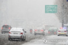 폭설에 서행하는 차량