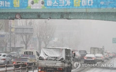 폭설에 서행하는 차량