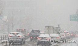폭설에 서행하는 차량