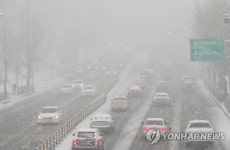 폭설에 서행하는 차량