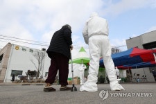 지팡이 짚은 할머니도 코로나19 전수조사 참여