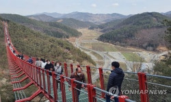 [픽!순창] 공중을 걷는 기분…채계산 출렁다리 찾은 관광객