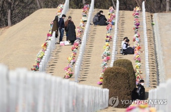 영천호국원 찾은 성묘객들