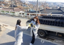 영주영광여고 학생들 바자회로 돈 모아 소외계층에 연탄 배부