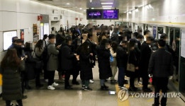 출근길 시민으로 가득 찬 고촌역