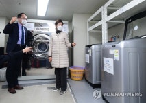 서울역쪽방상담소 세탁시설 살펴보는 나경원