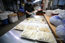 떡 진열하는 주인
