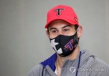 눈웃음 짓는 터커
