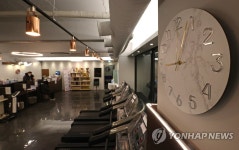 9시 지나 불 켜놓은 헬스장