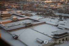 밤사이에 내린 눈에 아침 햇살 받는 경복궁