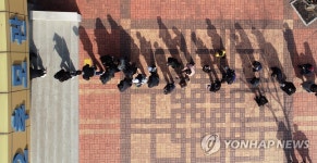 추모관 앞에 긴 줄