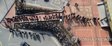 앞당겨 추모관 찾은 시민들