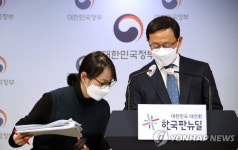 발표 준비하는 김영중 노동부 고용정책실장