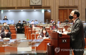 정책의원총회에서 발언하는 주호영 원내대표