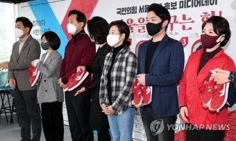 빨간 운동화 선물받는 국민의힘 서울시장 경선후보들