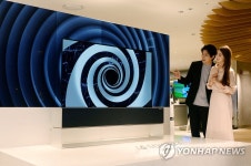 중국 스카이워스, LG 롤러블 TV 사진 무단사용 공식 사과