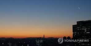 섣달 그믐달과 여명