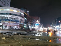 성남 모란역 근처 상수도관 파열…도로 통제·주변 단수