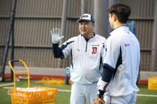 김지훈 두산 배터리 코치 "박세혁과 백업 포수 격차 좁히기"