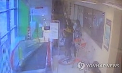 대형마트 무빙워크서 카트 내려와 1명 부상…제어장치 고장 추정