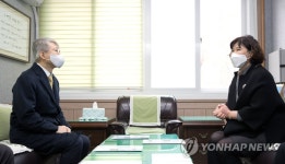 설 앞두고 보육시설 방문한 최기영 장관