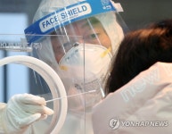 검체 채취 봉사 나선 국민의당 안철수 대표