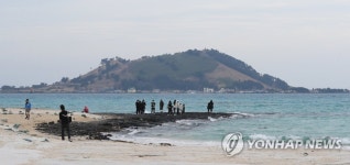 제주 협재해변 찾은 관광객