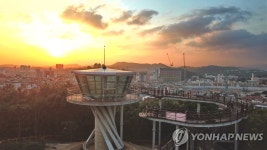살굿빛 도심 노을…대구 앞산 해넘이 전망대 명소로 발돋움