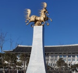 상징 조형물에 공들이는 경북도…천마·공룡에 활주로까지