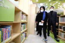 둔촌도서관 둘러보는 박영선