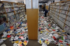 10년 전 악몽 떠올라…日지진 피해지 마트·공장 휴업도(종합)