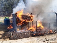 강릉서 폐자재 창고 화재