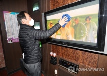 영업 준비로 바쁜 노래연습장