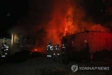 한밤중 익산 어린이집 부속 건물과 교회 창고서 불