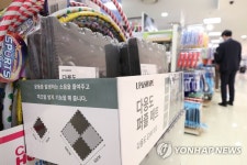 주식회사 미나홈트 | 홈트 용품과 함께 진열된 소음 방지 상품