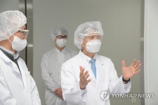 에이프로젠바이오로직스 생산현장 방문한 김강립 식약처장
