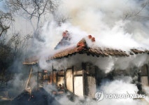 강릉시 성산면 금산리서 산불…헬기 투입해 진화 중