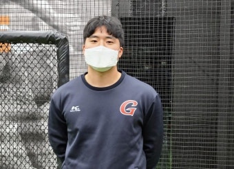 인터뷰하는 롯데 신인 포수 손성빈
