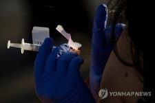 미국 대형 약국들 백신, 없어서 못 맞힌다…수요 빗발쳐