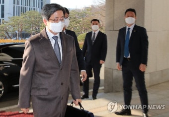 집무실 향하는 김명수 대법원장