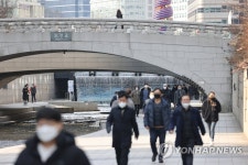 따뜻한 햇살 아래 산책 즐기는 시민들