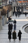 따뜻한 햇살 아래 산책 즐기는 시민들