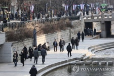 따뜻한 햇살 아래 산책 즐기는 시민들