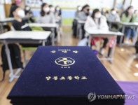 교실에서 열리는 초교 졸업식