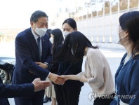 유엔평화기념관 직원과 악수하는 보훈처장