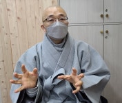 부산 대원정사 법상스님이 울리는 목탁소리